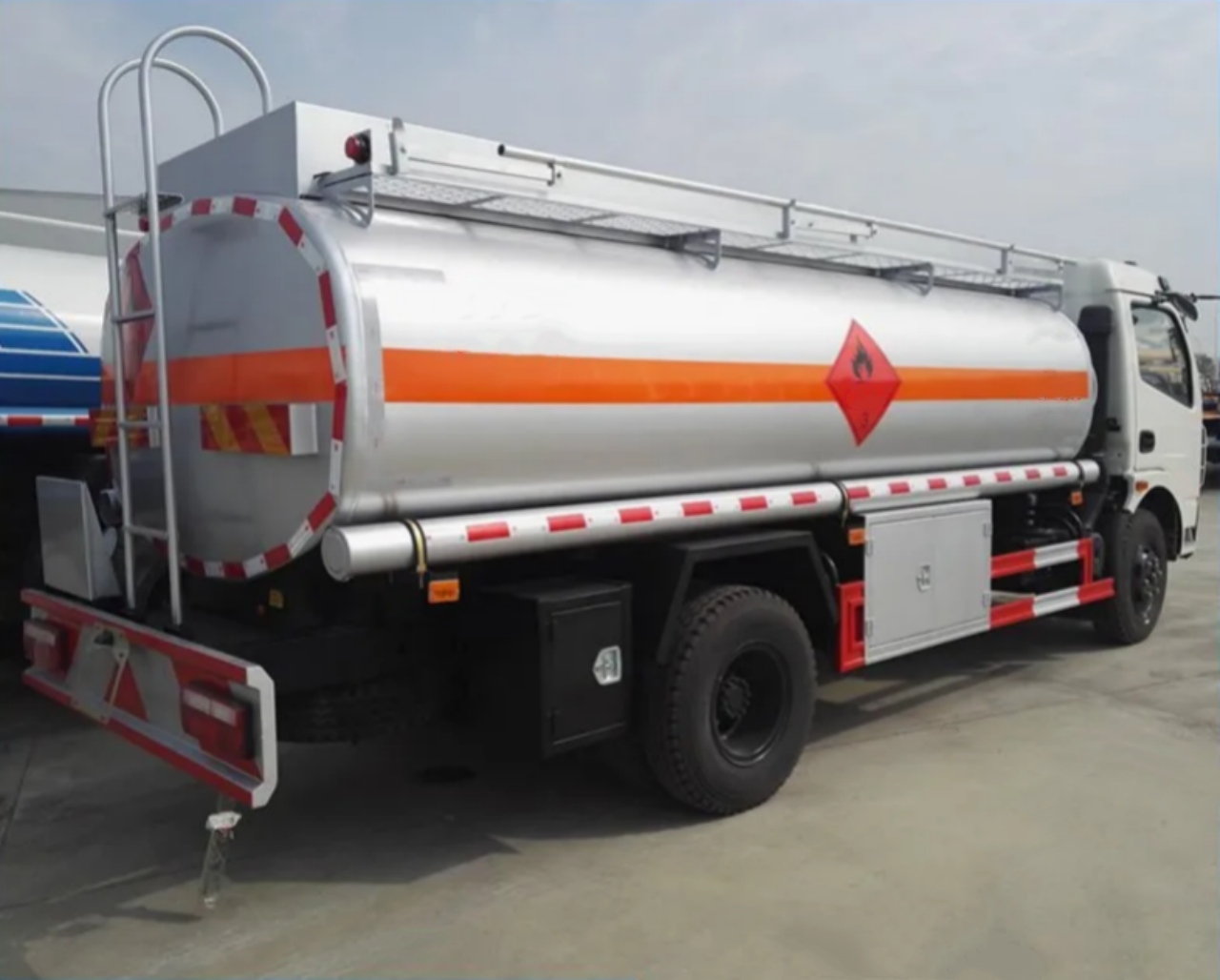 SHACMAN L3000 15000 Liters Fuel Tanker Truck (3) SHACMAN L3000 15000 Liters Fuel Tanker Truck (3)