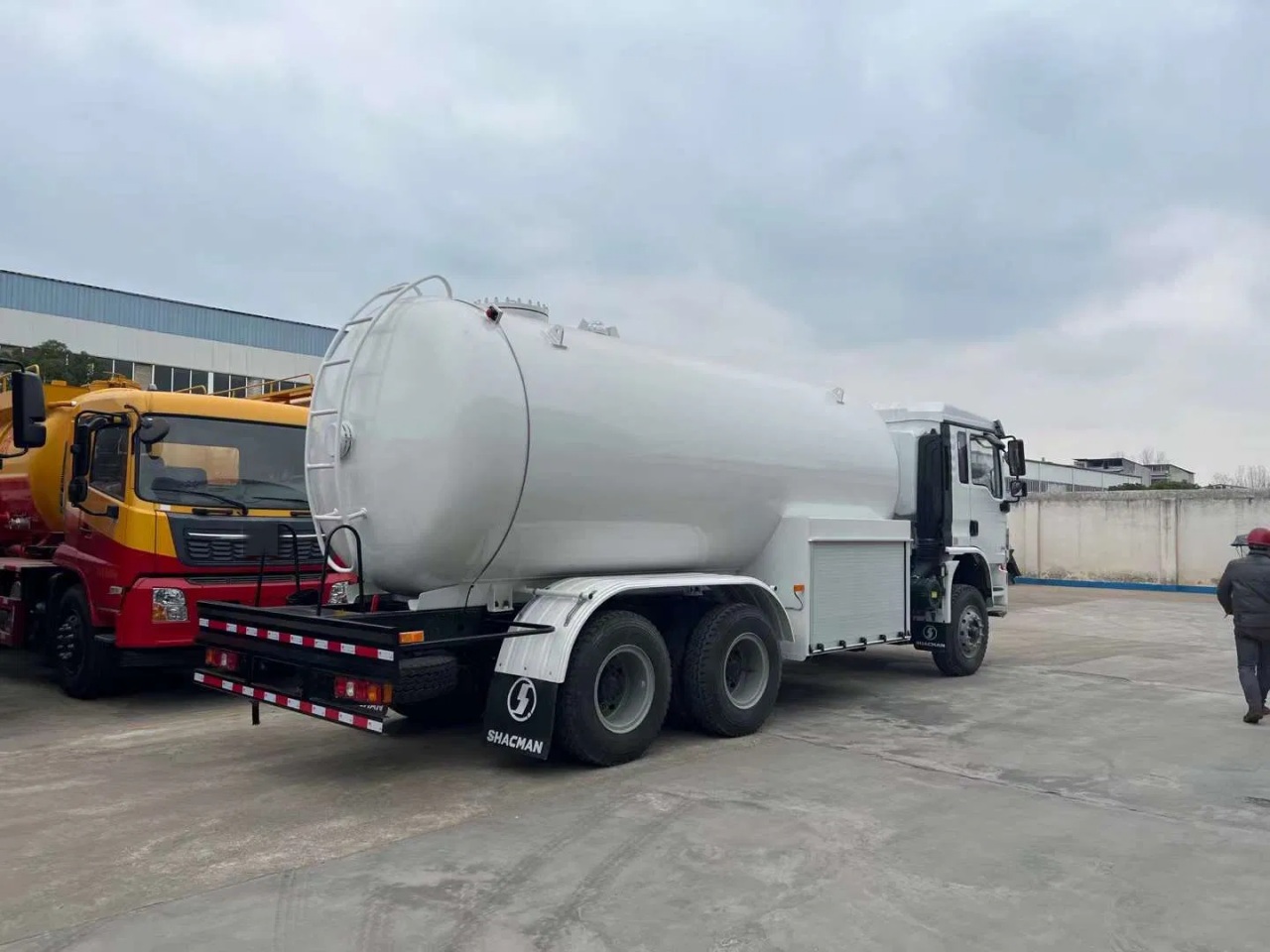 SHACMAN L3000 24 CBM LPG Bobtail Tank Truck (3)
