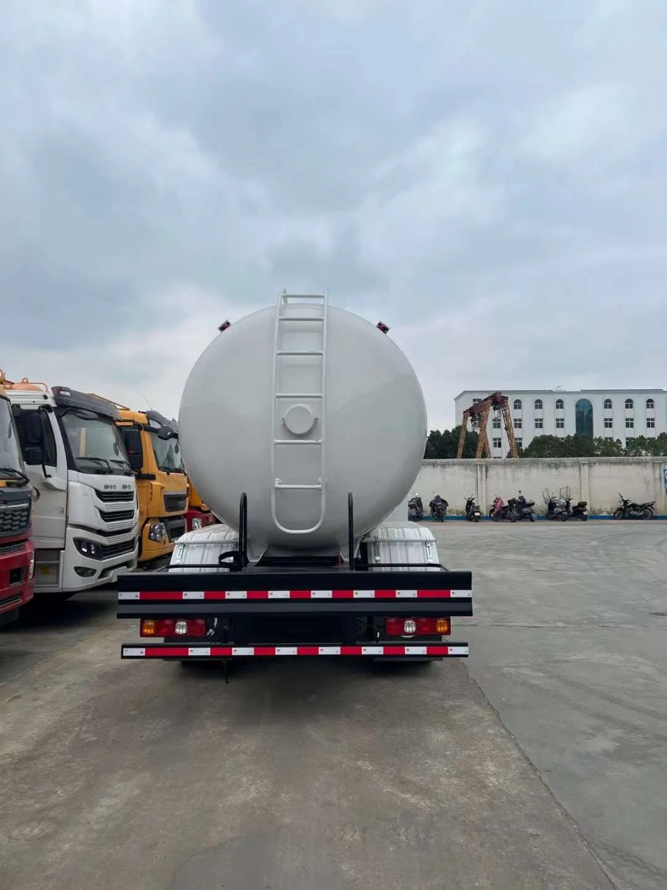 SHACMAN L3000 24 CBM LPG Bobtail Tank Truck (4)