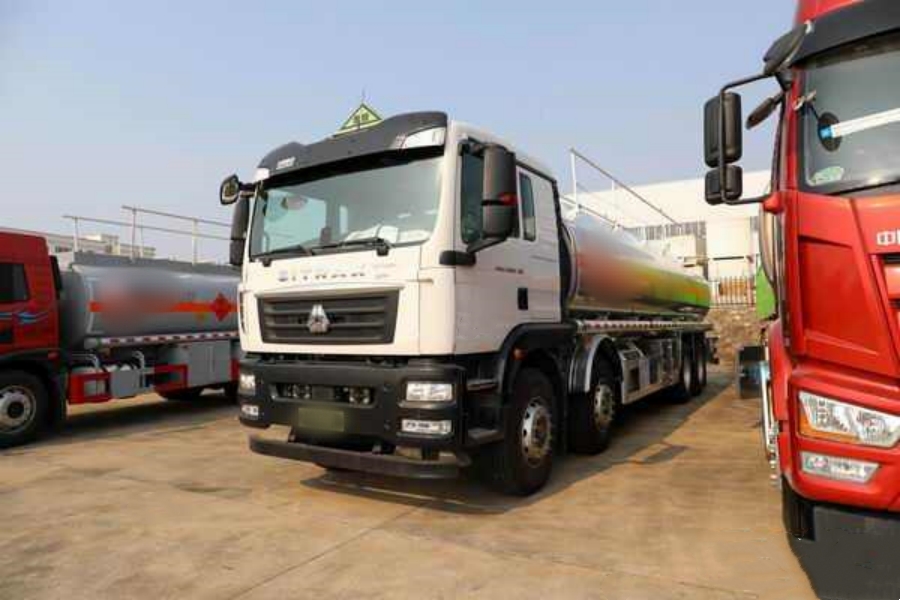Sinotruk SITRAK C5H 8x4 26 CBM Aluminum Fuel Tanker Truck – Higher Transport Efficiency!