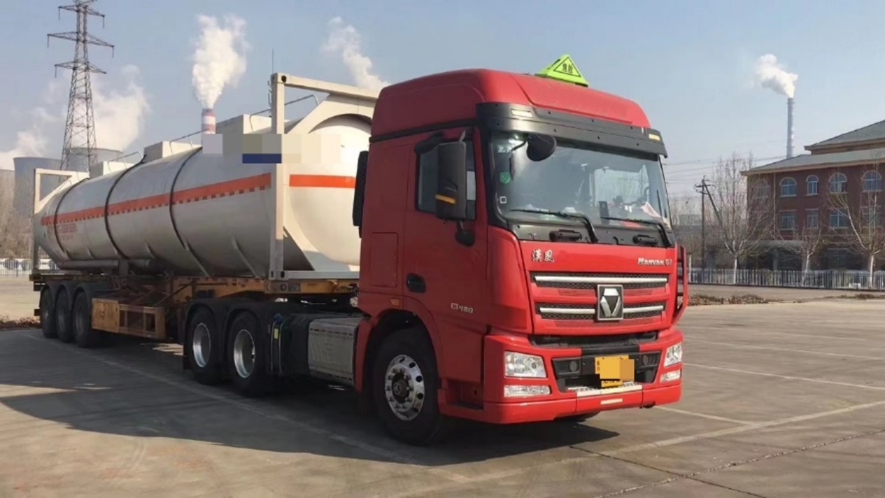 XCMG G7 Fuel Tanker Truck — Safeguarding Your Journey! (4)